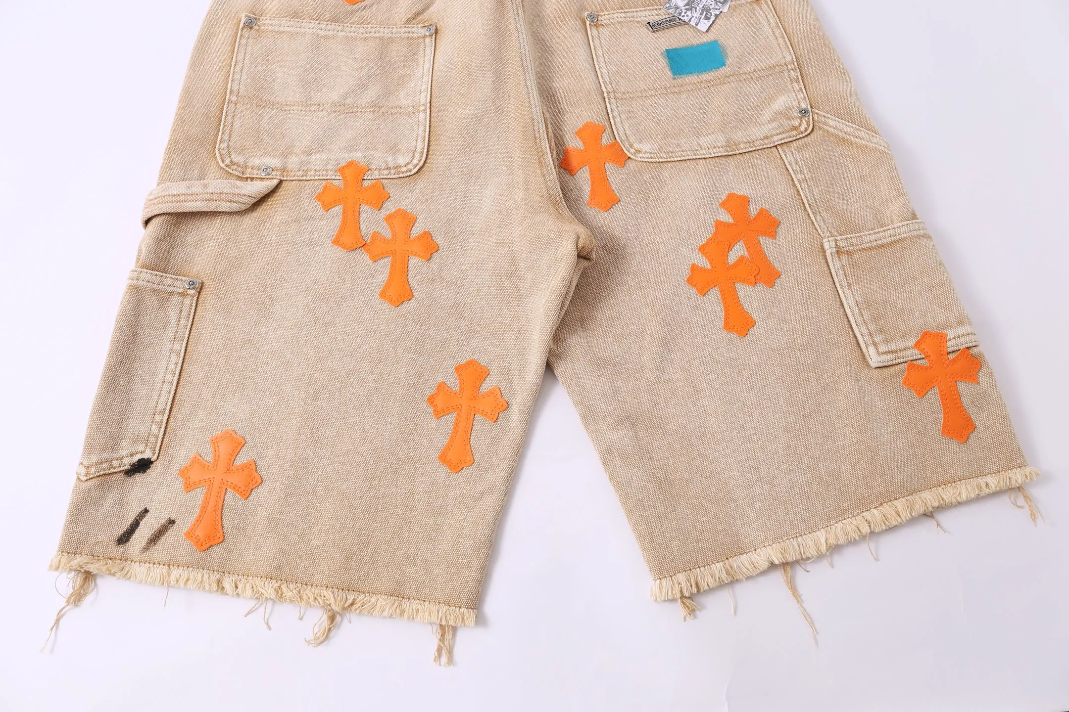 P240 Style No.: H894 GALLERY DEPT. & 𝐂𝐡𝐫𝐨𝐦𝐞 𝐇𝐞𝐚𝐫𝐭 Croxin co-branded ss25 wood splash ink hand-painted stitching multi-pocket micro-flared denim shorts. Styles with different washed textures are very friendly to people with thin legs. The micro-flared version perfectly modifies the leg shape. The timeless and moderate length makes it easy to match and match. It is the basis for various styles and is a must-have in your wardrobe! The fabric is stiff but also makes the upper body soft without losing texture. The washing process is even more perfect. It is a must-have item for everyone! ! ! Washed wheat, tag, pants label, three labels complete Color: Khaki Size: 28-30-32-34-36